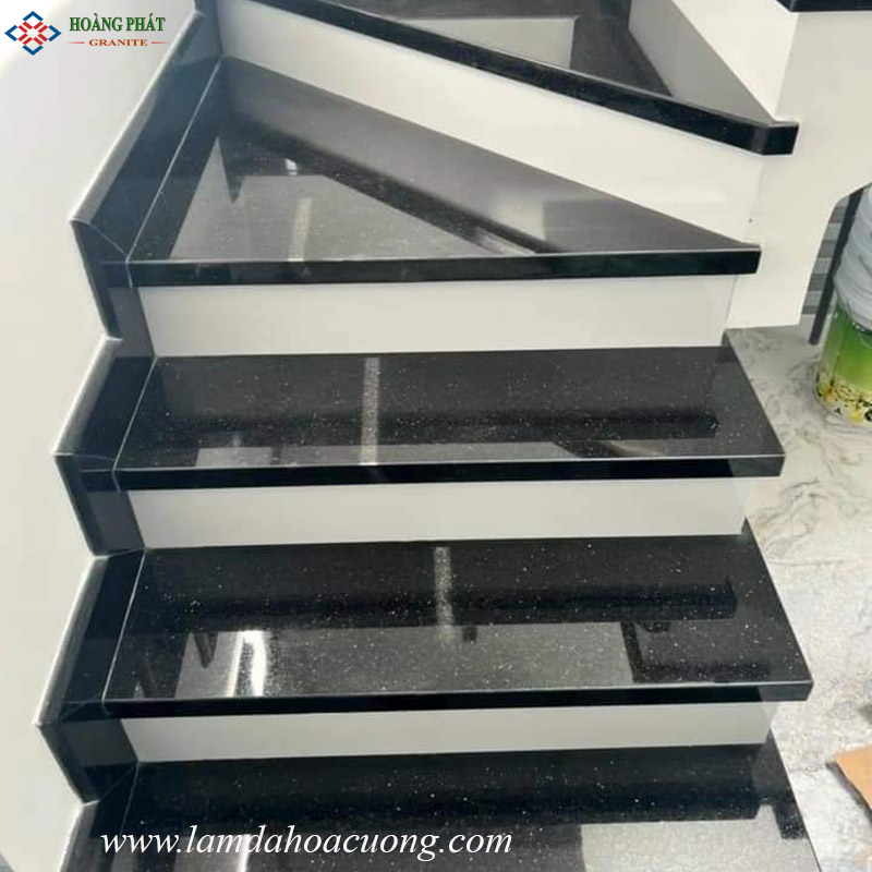 Mẫu đá ốp cầu thang màu đen kim sa cao cấp