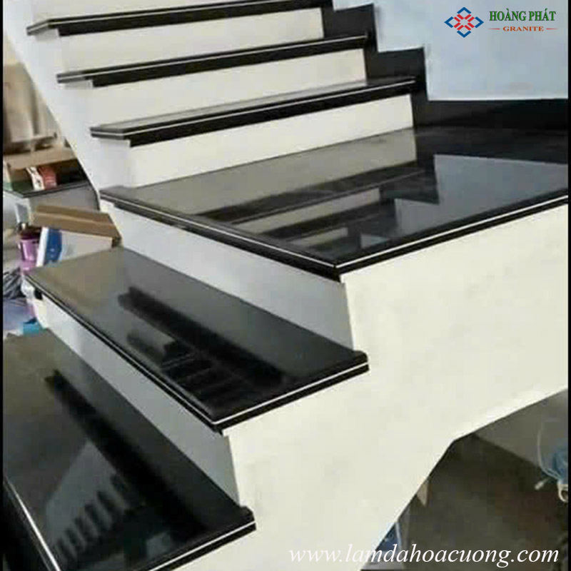 Mẫu đá hoa cương ốp cầu thang màu đen bóng