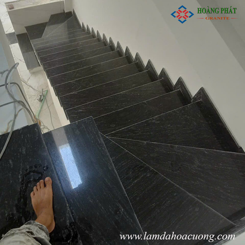 Mẫu đá hoa cương ốp cầu thang đen cao cấp