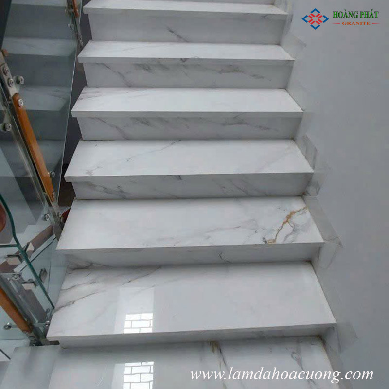 Mẫu đá cầu thang màu trắng cao cấp