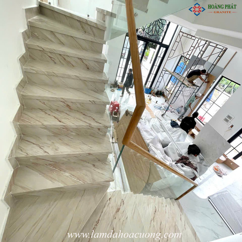 Mẫu đá hoa cương ốp cầu thang màu vàng sang trọng