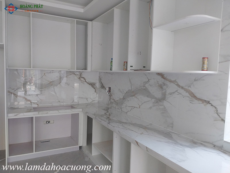 Mẫu đá kệ bếp đẹp màu vân mây