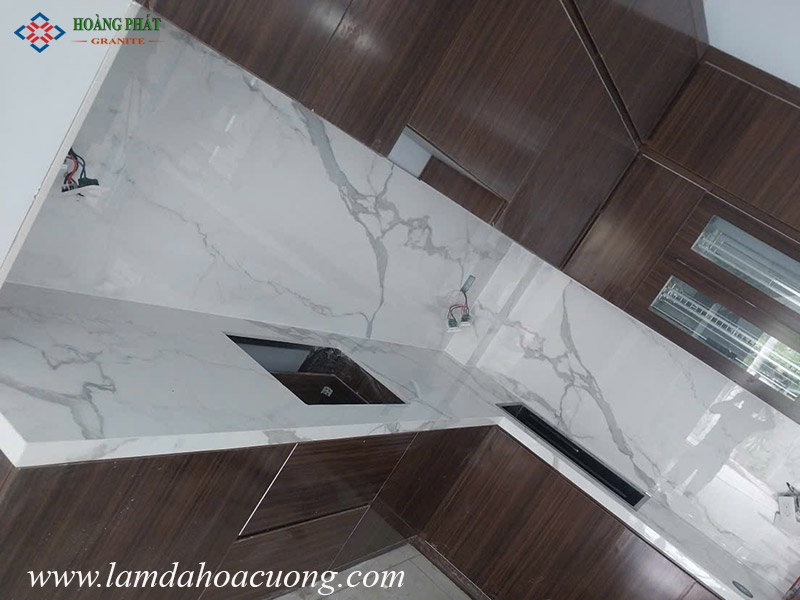 Mẫu đá mặt bếp chữ L màu trắng sang trọng