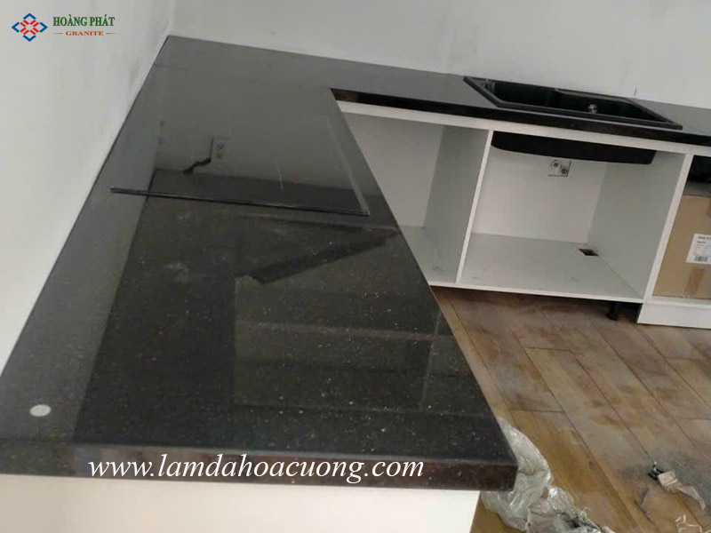 Mẫu đá mặt bếp chữ L màu đen sang trọng