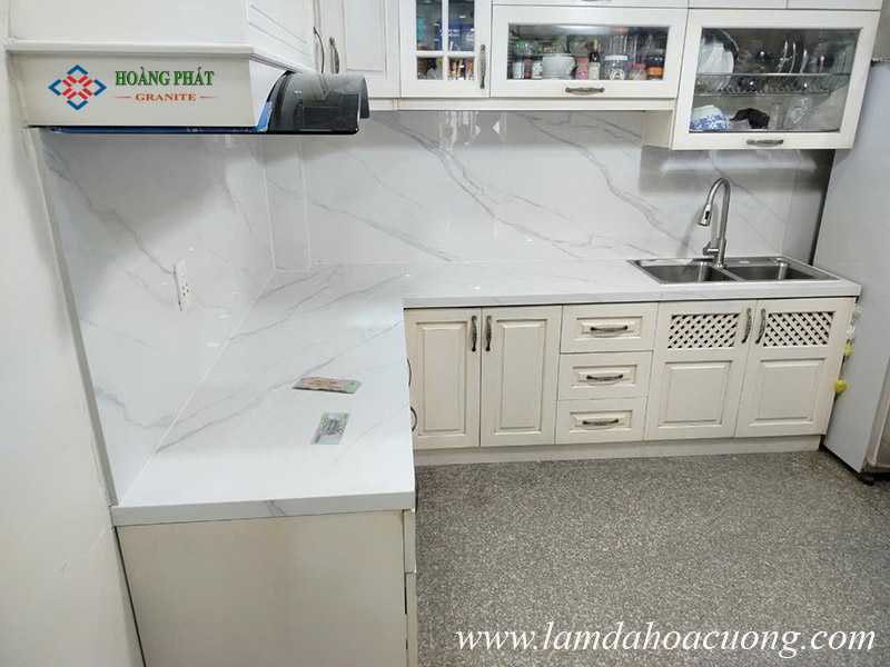Mẫu đá ốp mặt bếp màu trắng sáng