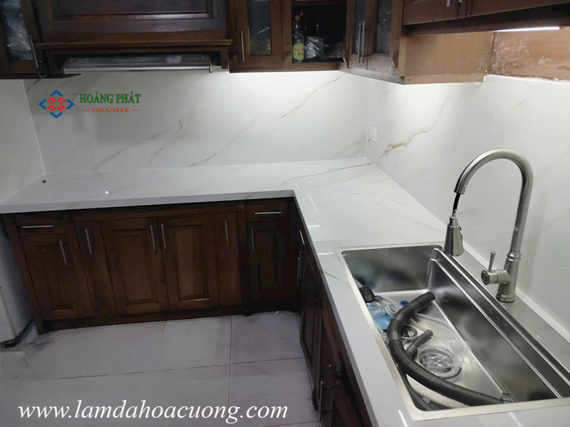 Mẫu đá bếp hình chữ L màu trắng sứ