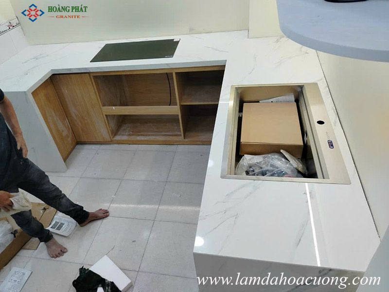 Mẫu đá mặt bếp chữ L màu trắng cao cấp