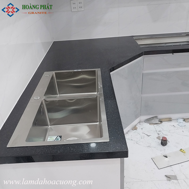 Mẫu đá hoa cương mặt bếp chữ L màu trắng cao cấp