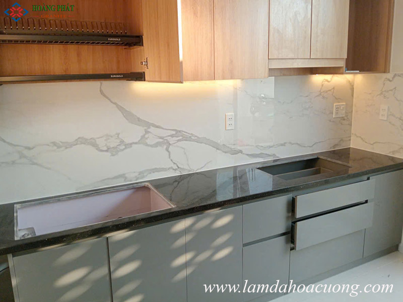 Mẫu đá hoa cương mặt bếp màu đen sang trọng