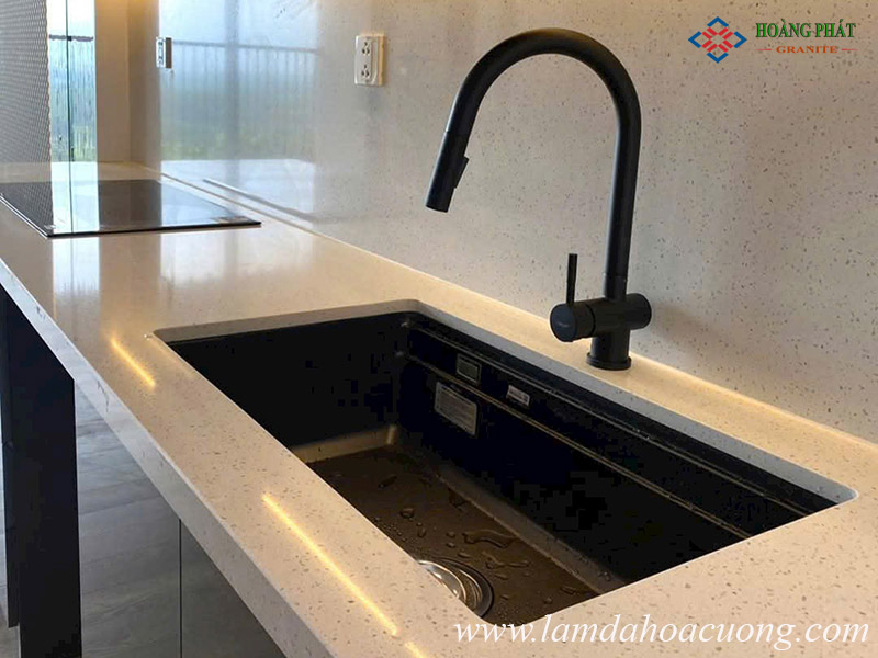 Mẫu đá bếp hạt trắng sang trọng