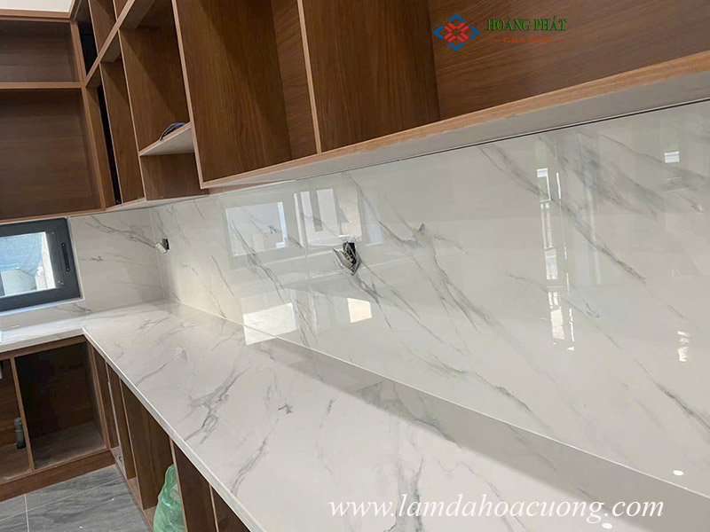 Mẫu đá hoa cương mặt bếp màu trắng vân mây đẹp