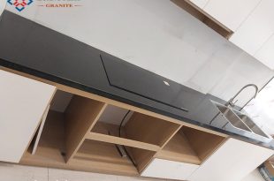 Mẫu mặt đá hoa cương bàn bếp màu đen