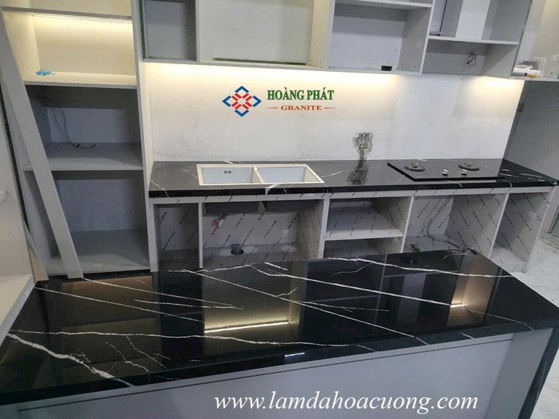 Mẫu đá hoa cương mặt bếp màu đen cao cấp