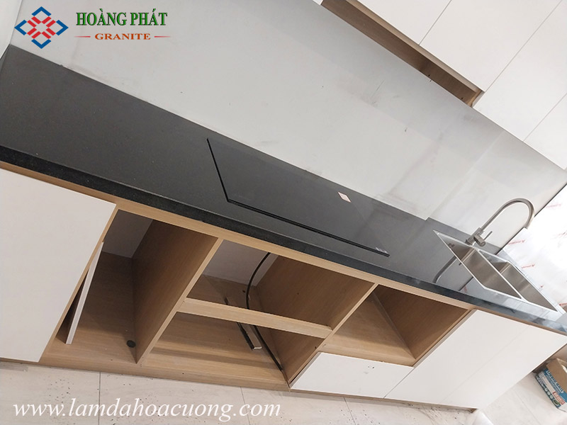 Mẫu mặt đá hoa cương bàn bếp màu đen