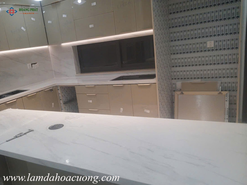 Thi công mẫu đá hoa cương mặt bếp màu trắng