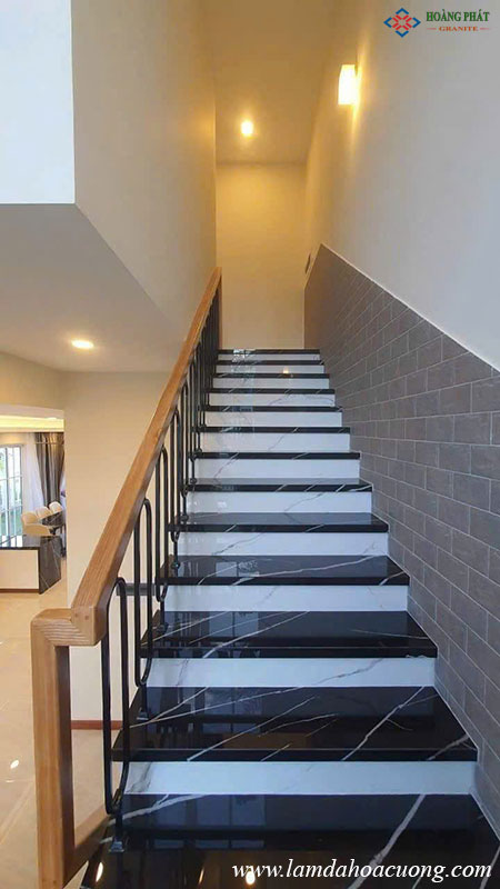 Mẫu cầu thang đá hoa cương đẹp 