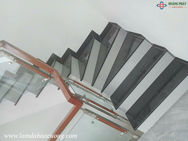 Mẫu cầu thang đá hoa cương hiện đại 