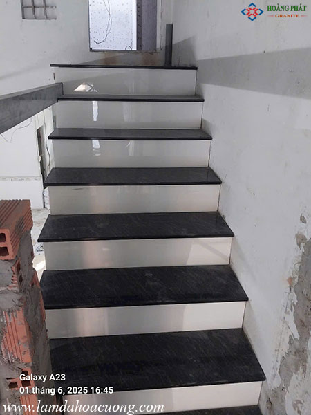 Mẫu cầu thang đá hoa cương màu đen sang trọng 
