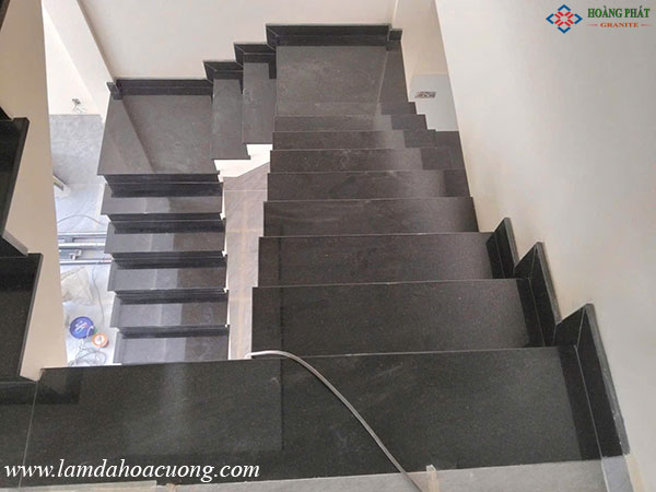 Mẫu cầu thang đá hoa cương nhập khẩu cao cấp