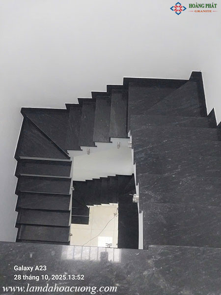 Mẫu cầu thang đá hoa cương tự nhiên 