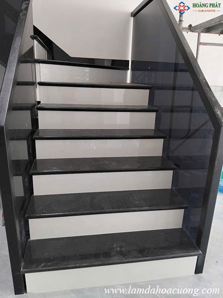 Mẫu đá hoa cương ốp cầu thang nhà phố đẹp 