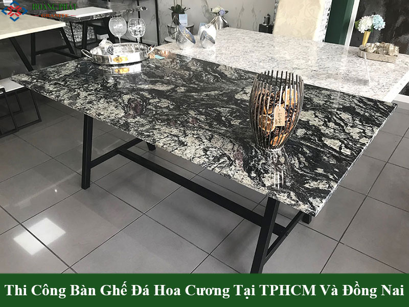 Mẫu bàn ăn bằng mặt đá hoa cương sang trọng