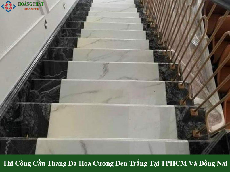 ẫu đá hoa cương cầu thang màu trắng giúp không gian rộng hơn