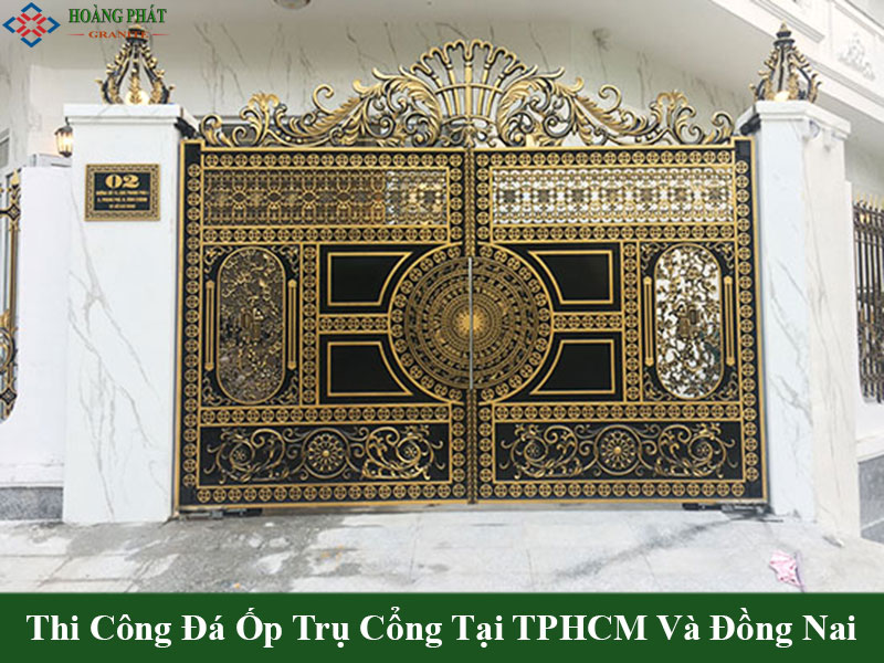 Mẫu thiết kế cột cổng ốp đá hoa cương màu trắng tinh tế